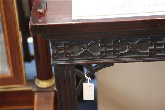 A George III mahogany serving table, W.5ft 6in. D.2ft 7in. H.2ft 11in.